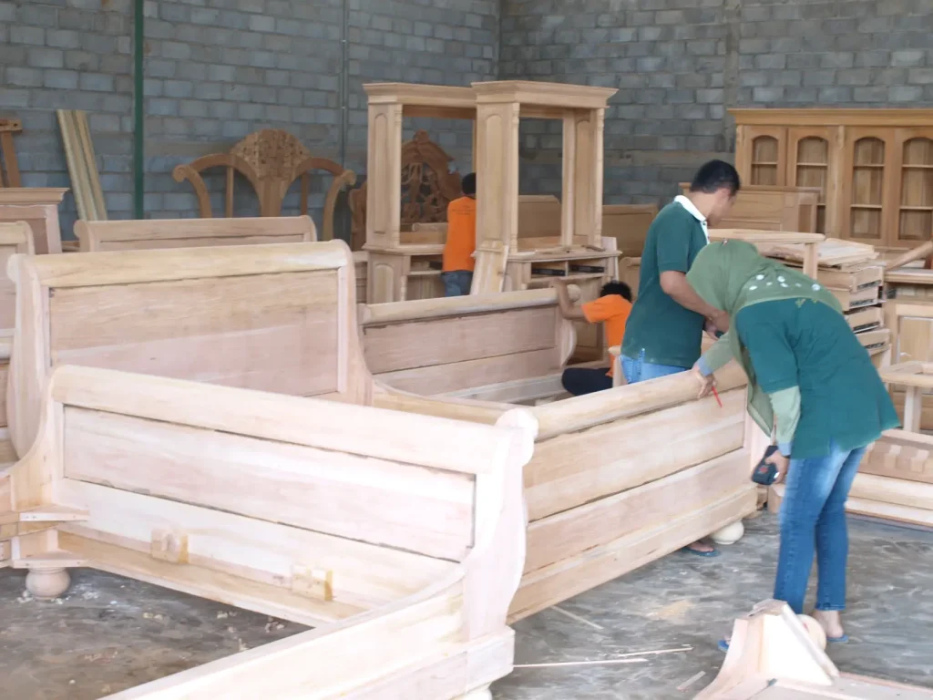 proses pengamplasan mebel jepara